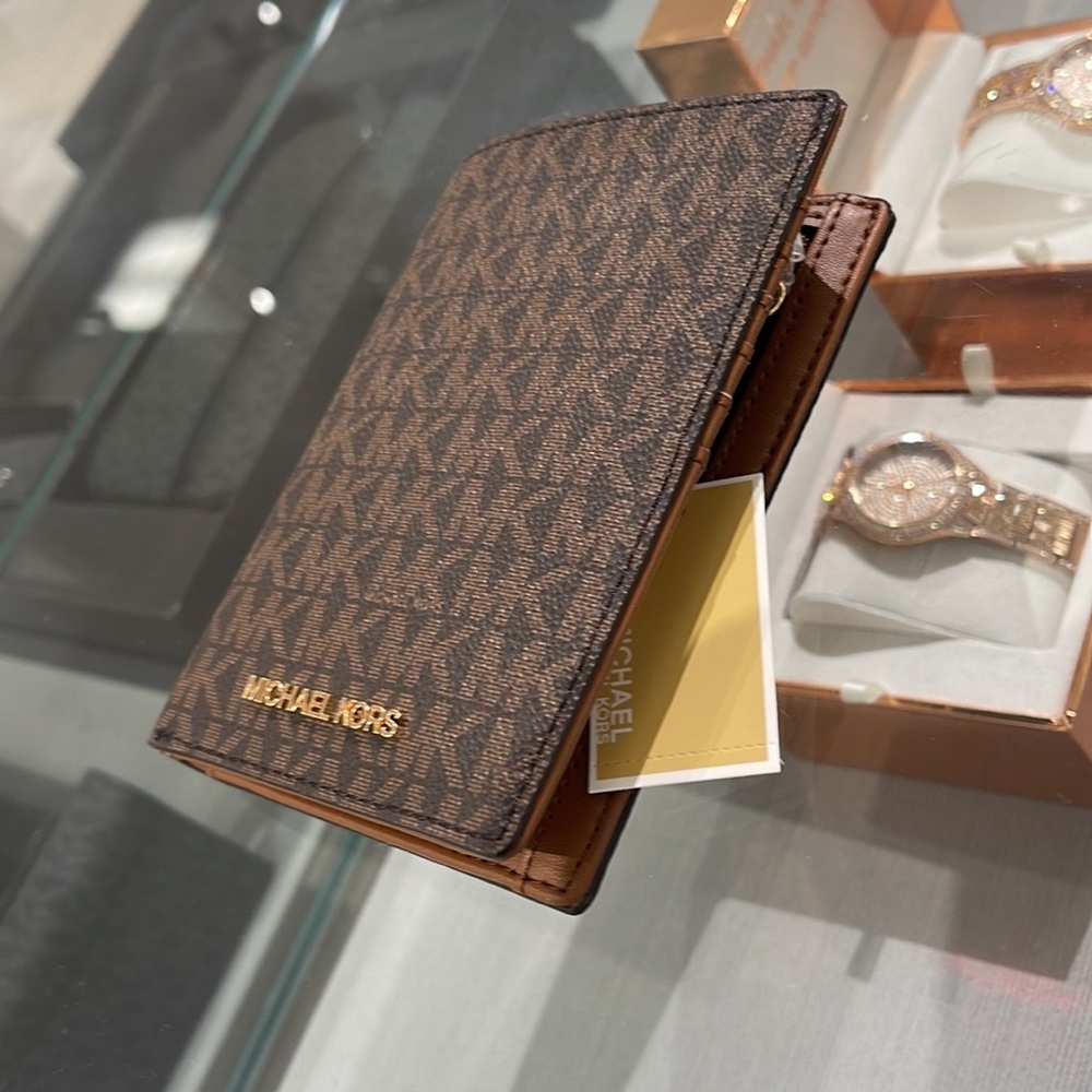 Michael Kors Jet Set Travel Passport Wallet
Brown Signature/Golden- NWT - Picture 11 of 16